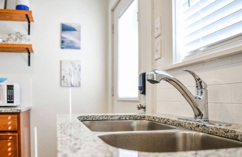 Austin Ave. Apartment | Charming Waco Studio with Breakfast and Child-Friendly Perks