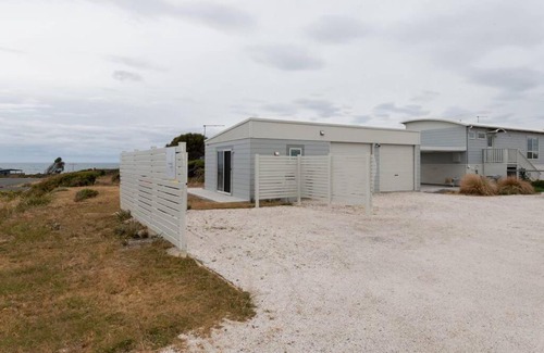 Lulworth Apartment | Beachside Retreat: Guest Rated 9/10 for Your Next Getaway