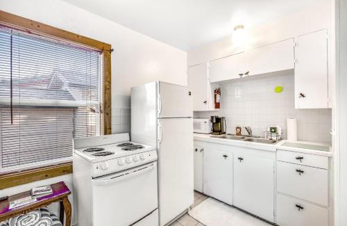Nahcotta Hotel | Cozy Cottage Room 7: Family and Pet-Friendly Retreat