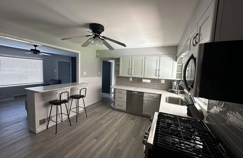 Sappington House | Cute Blue House -2 bdrm house. Private backyard. 20 min or less from anywhere