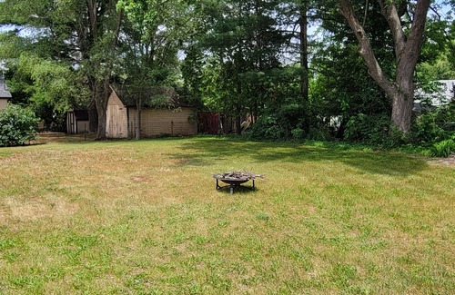 Houghton Lake House | Charming Cabin Retreat with Lake View Near Houghton Lake