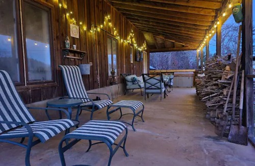 Morganton Cabin | Charming Cabin Retreat near Pisgah National Forest with Hot Tub