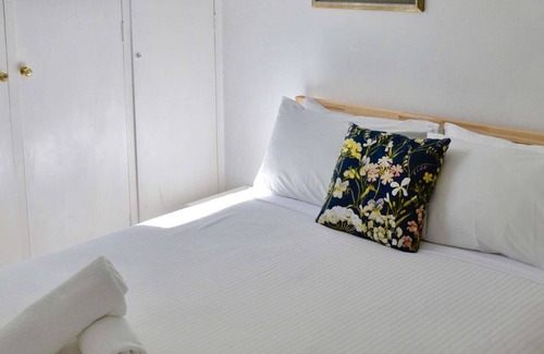 Surry Hills House | Cute characterful 2BR terrace in terrific location with outdoor spa