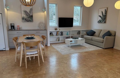 Cherrywood House | Cute Cherrywood Stay. Walkable Fun in East Austin