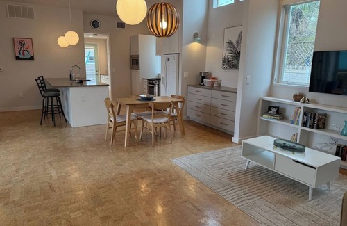 Cherrywood House | Cute Cherrywood Stay. Walkable Fun in East Austin