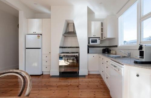 Launceston CBD House | Cozy Cottage with Parking: Perfect for Family Getaways!