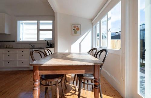 Launceston CBD House | Cozy Cottage with Parking: Perfect for Family Getaways!