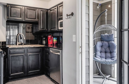 Rutledge Hill Condo | Pet-Friendly Retreat with Free Parking & City Views