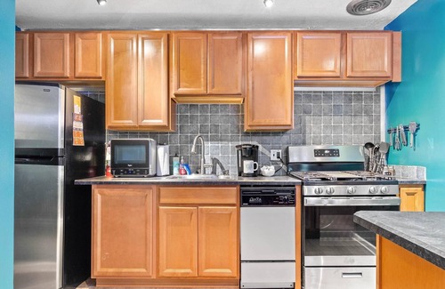 Gainesville Condo | Cozy Condo Steps from Campus with Pool & Breakfast Included