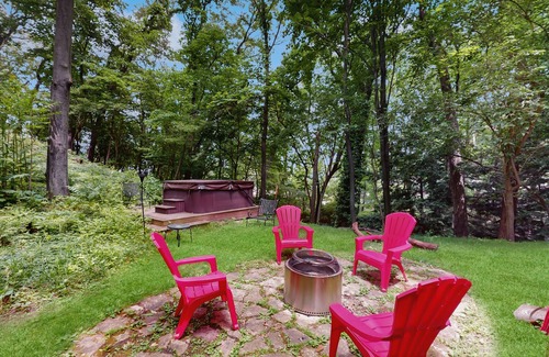 Michiana House | Cozy Lakeside Cottage with Hot Tub, Firepit & Fast WiFi