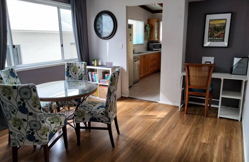 Chelmer House | Family-Friendly Cottage with Ocean View and Spa Amenities