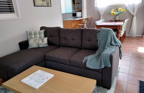 Chelmer House | Family-Friendly Cottage with Ocean View and Spa Amenities