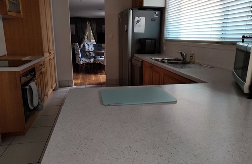 Chelmer House | Family-Friendly Cottage with Ocean View and Spa Amenities