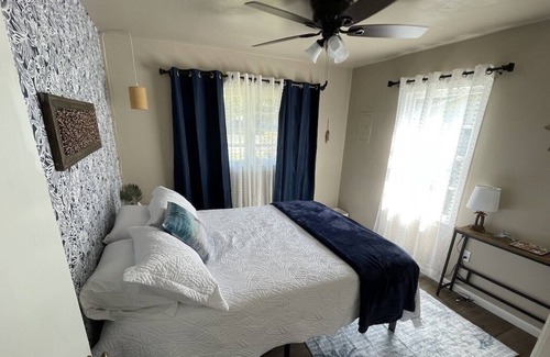 Long Beach Cottage | Cute Cottage near beach sleeps 6