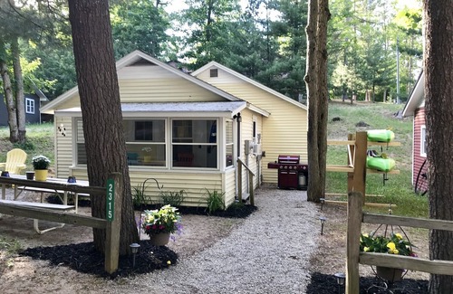 Mayfield Cottage | Charming Cottage on Arbutus Lake with Hot Tub & Kitchen