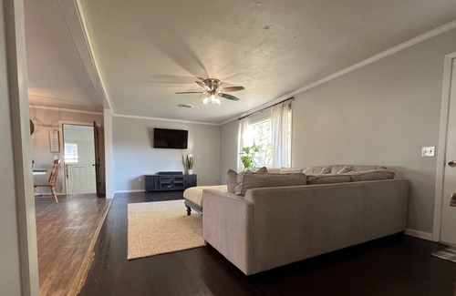 Crawford House | Cute Country Home Near Waco/ Baylor/ Magnolia