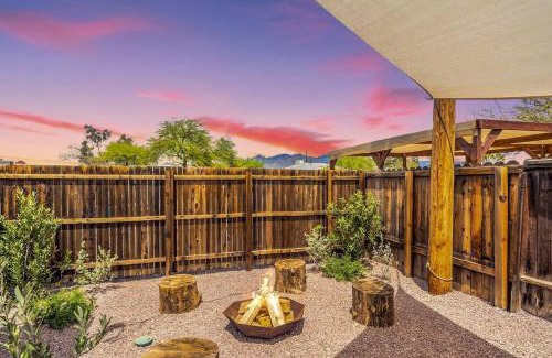 Blenman-Elm House | Charming 2BR Adobe with Firepit Near UA & UMC