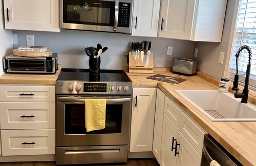 Pikeville Cottage | Cozy Retreat with Hot Tub Near FCF State Park - Pet Friendly
