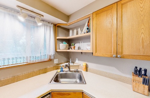 Springfield House | Charming Home with Fenced Yard & Grill Near Eugene