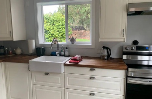 Ganges House | Cute & cozy Salt Spring Island cottage. 5 min walk to town & park trails.