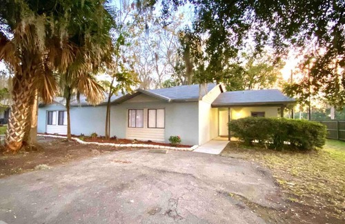 University Heights Apartment | Charming Downtown Retreat near Depot Park for Families