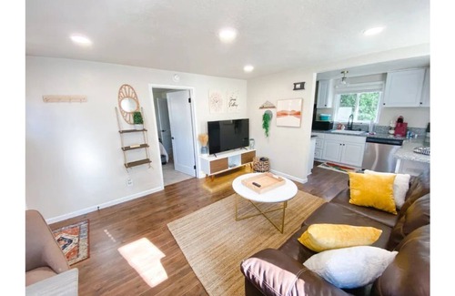 Grants Pass House | Charming Retreat with Hot Tub, Fire Pit & Fenced Yard