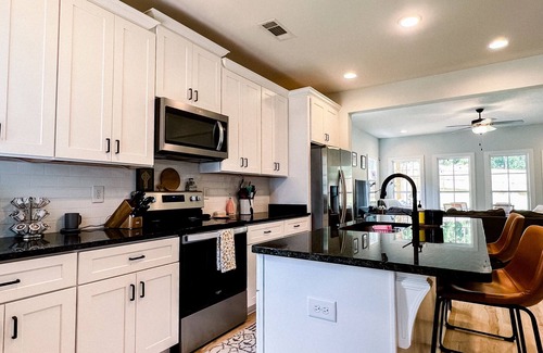 Auburn House | Charming House Near Auburn University with Porch Swing