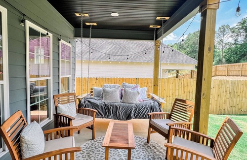 Auburn House | Charming House Near Auburn University with Porch Swing