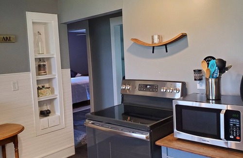 Sheridan Cottage | Cute lake-front country cottage with an easy drive to multiple attractions.