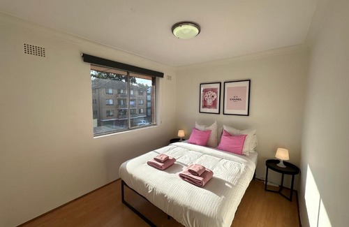 Liverpool Apartment | Cute & Light-filled Apartment - near Liverpool CBD