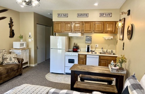 Lincoln Condo | Delightful Resort Studio Apt with Pool & Hot Tub at Loon