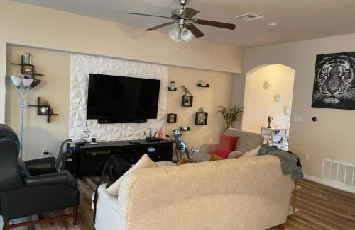 Kyle House | Kid-Friendly Getaway: Cozy Room in Kyle Near Austin