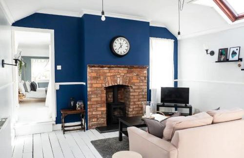 Crickhowell Apartment | Cozy Self Catering Flat Near Brecon Beacons, Pet Friendly