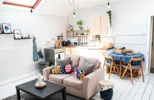Crickhowell Apartment | Cozy Self Catering Flat Near Brecon Beacons, Pet Friendly