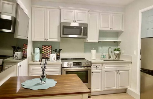 Los Angeles Apartment | Cute, Small Cozy Place with Parking in Los Angeles
