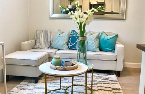 Los Angeles Apartment | Cute, Small Cozy Place with Parking in Los Angeles