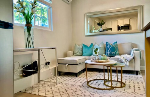 Los Angeles Apartment | Cute, Small Cozy Place with Parking in Los Angeles