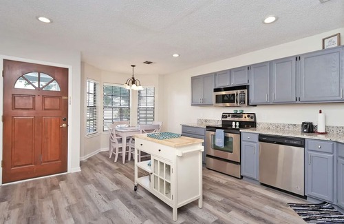 Jacksonville Beach House | Charming South Jax Beach House with Ocean View & Kitchen