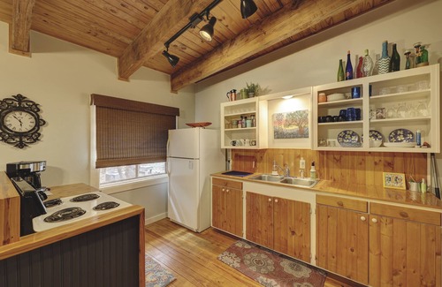 Ingram House | Charming Riverfront Retreat with Breakfast for 4 Guests