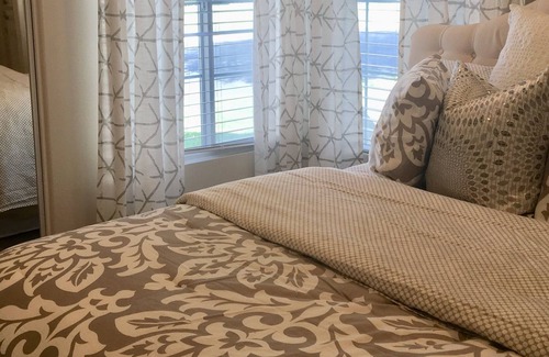 Thousand Oaks Condo | Cozy Room in Oak Park - Minutes to Malibu & Amgen!
