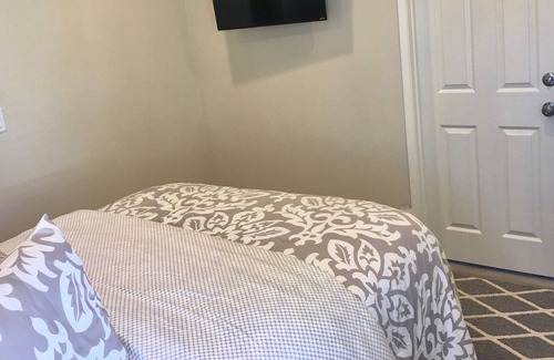 Thousand Oaks Condo | Cozy Room in Oak Park - Minutes to Malibu & Amgen!
