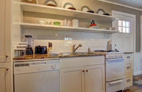 Old Town Cottage | Charming Port A Cottage: Steps to Beach with Pool & Views