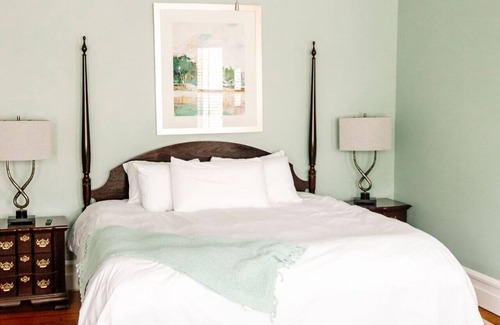 Edenton Bed & Breakfast | Family-Friendly Getaway at Captain's Quarters Room 4