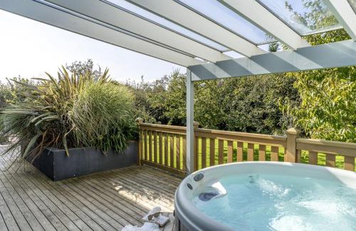 Braunton Ski Chalet | Unforgettable Cutterbrough Lodges with Hot Tub & Pet Friendly