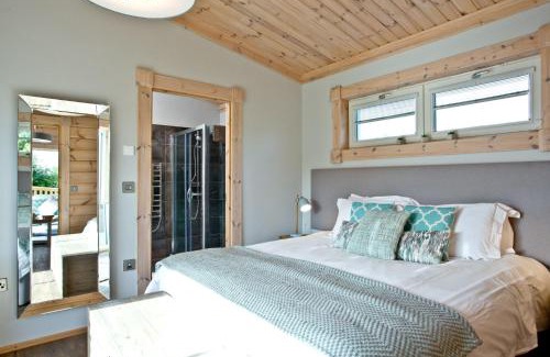 Braunton Ski Chalet | Unforgettable Cutterbrough Lodges with Hot Tub & Pet Friendly