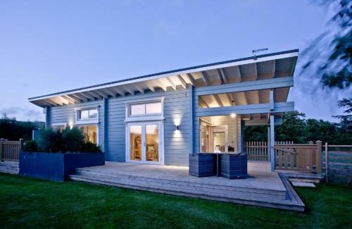 Braunton Ski Chalet | Unforgettable Cutterbrough Lodges with Hot Tub & Pet Friendly