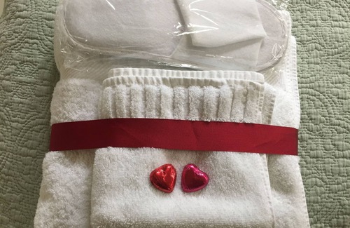 Great Witley Cabin | Romantic Retreat at Cuttermoon Lodge with Ocean Views & Spa
