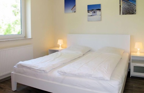 Wremen Apartment | Pet-Friendly Cuxland Ferienpark: Oceanfront Retreat Awaits