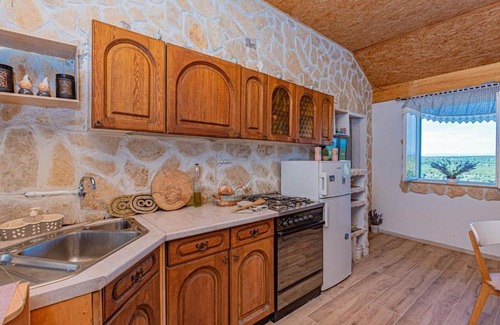 Lozovac Apartment | Discover Cvit od kamena: Family-Friendly Retreat Awaits