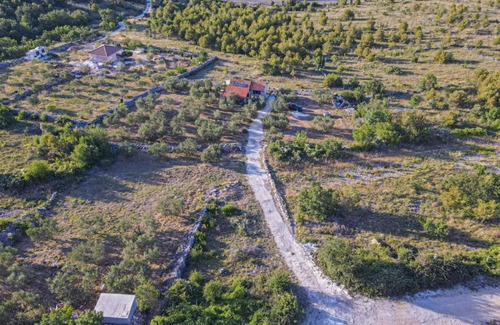 Lozovac Apartment | Discover Cvit od kamena: Family-Friendly Retreat Awaits